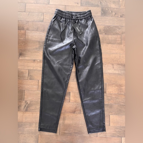 Women’s Venti6 Black Pants - Picture 6 of 8